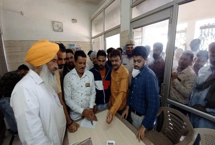 Farmers upset due to lack of DAP fertilizer in Ambala