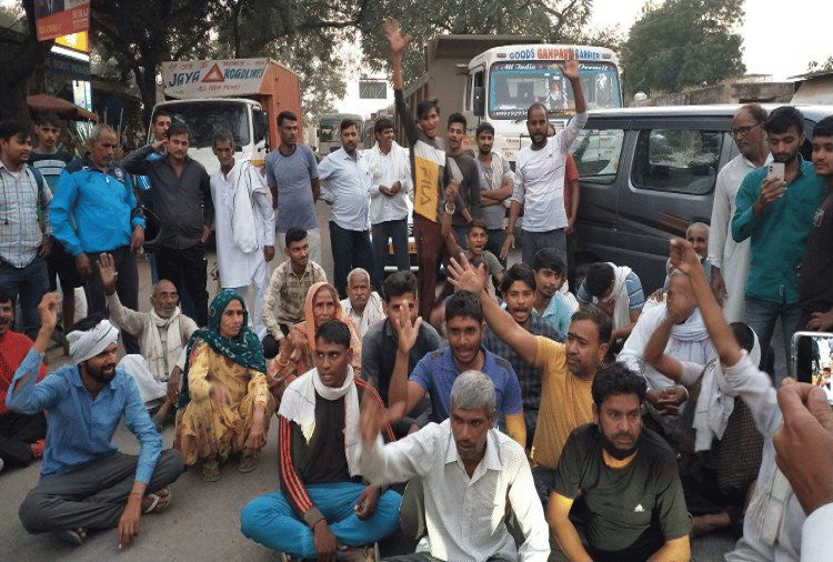 Angry farmers jammed in Kanina of Mahendragarh due to non availability of fertilizers