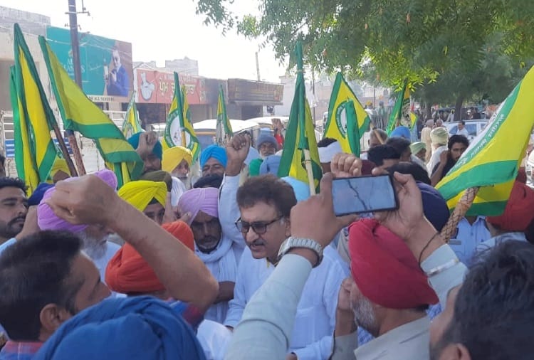 The urban president of Congress was besieged by the farmers in the camp in Bathindas school