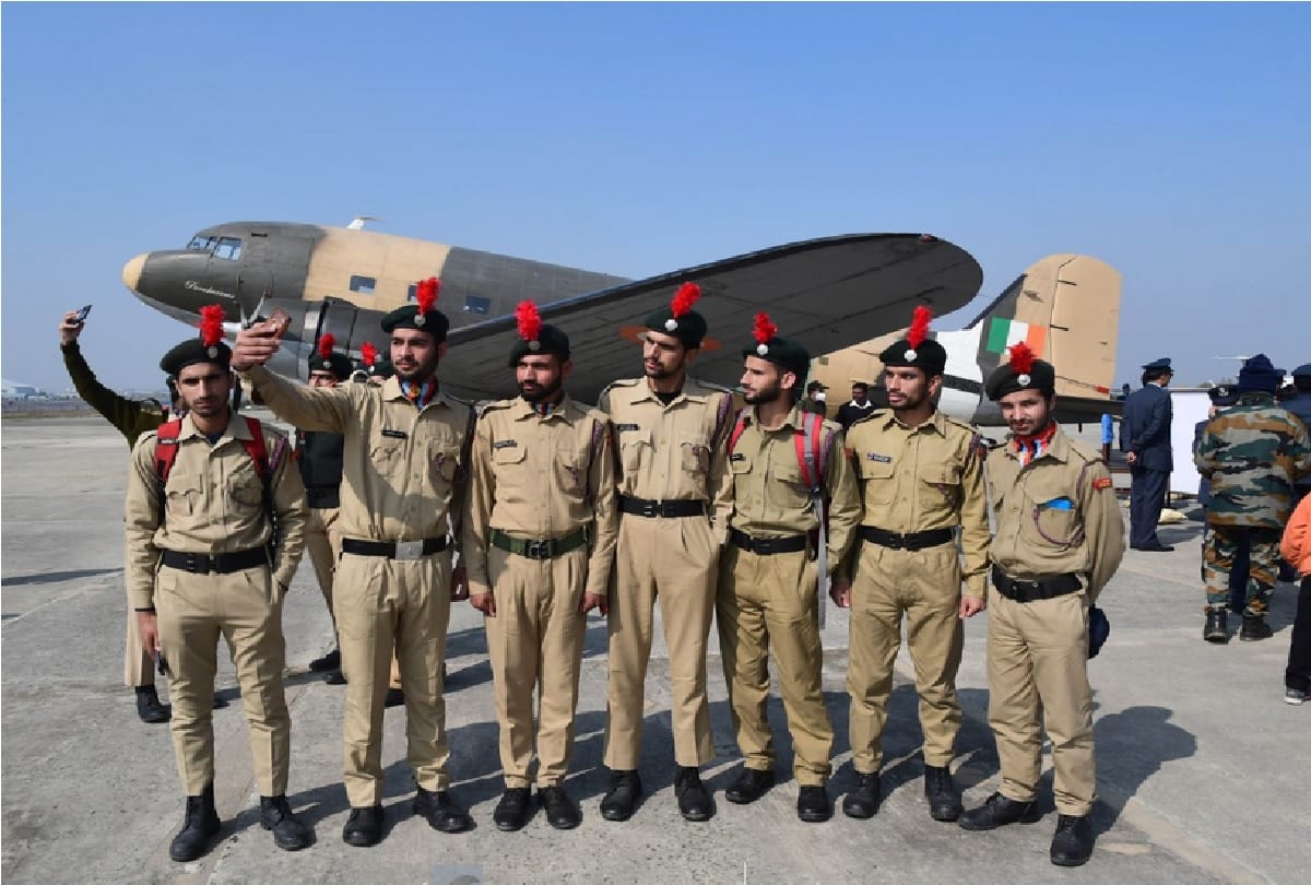 Jammu-Kashmir: Celebration of 74 years of Indian Army's arrival in Srinagar, fighter planes showed stamina, see photos