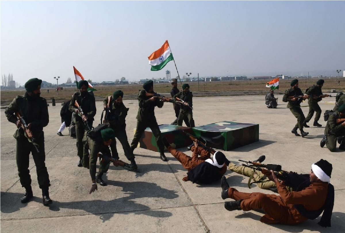 Jammu-Kashmir: Celebration of 74 years of Indian Army's arrival in Srinagar, fighter planes showed stamina, see photos