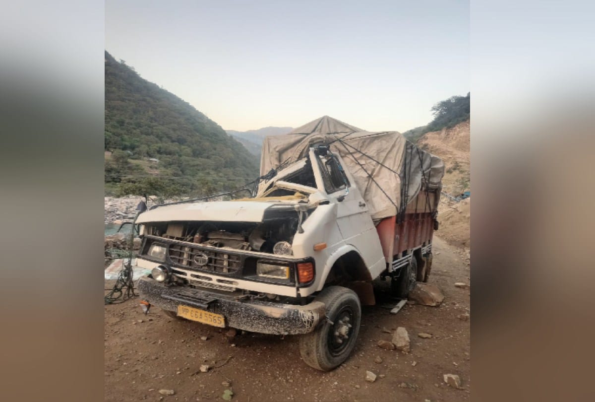 Rocks fell on truck from hill near four miles in mandi himachal, driver died
