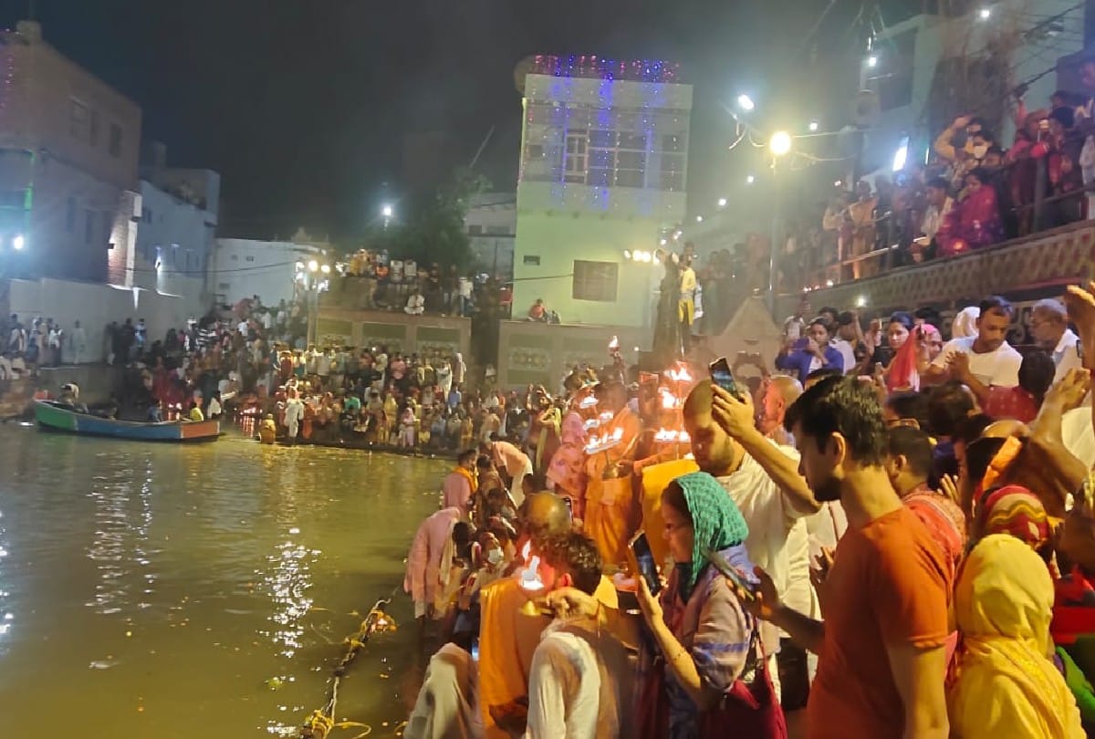 ahoi ashtami 2021 lakhs of devotees take holy bath in Radhakund in mathura