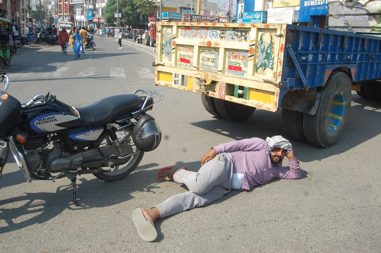 Angry farmers blocked Pehowa Chowk due to non-receipt of DAP