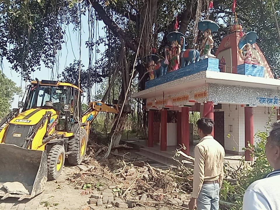 Opposition to the team that came to remove the temple in the JD of the highway