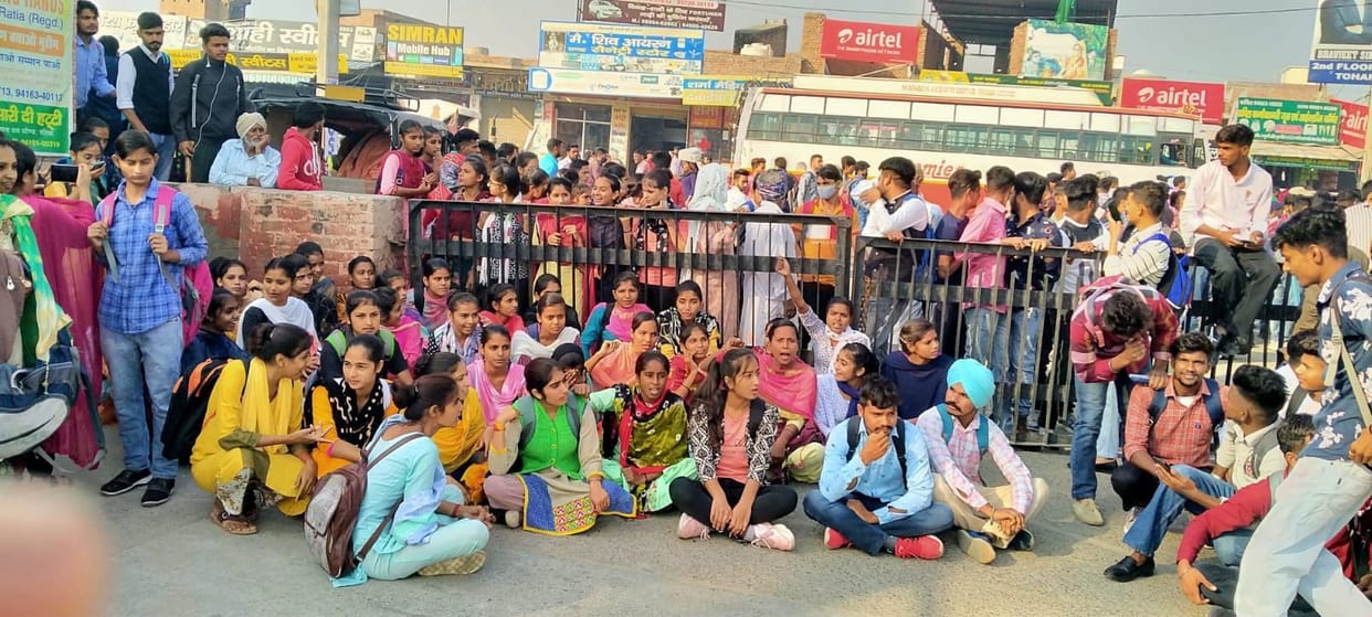 Students closed the gate of Ratia bus stand