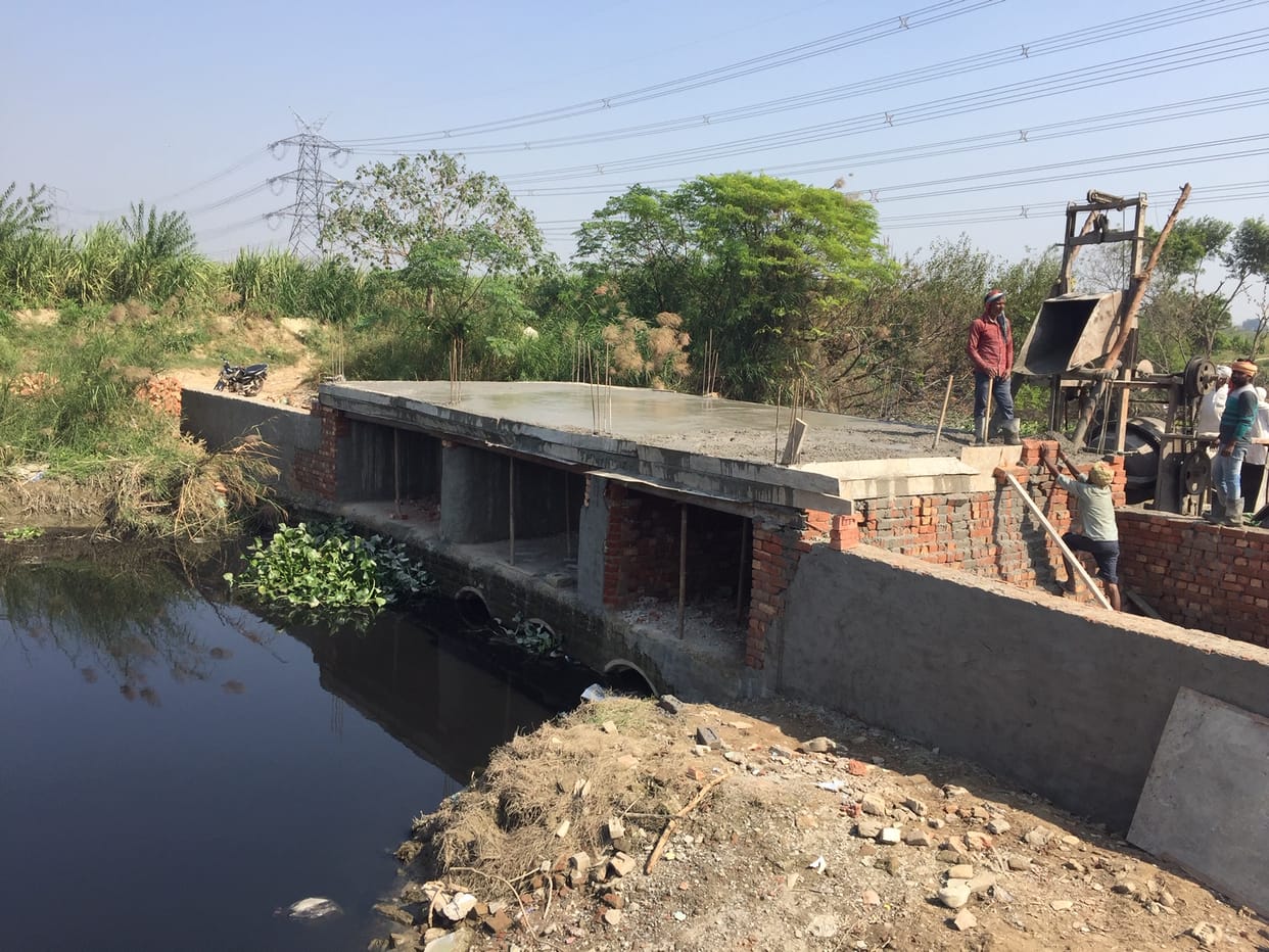 Salute to this spirit... Villagers of Bamnauli became an example by making a bridge with donations