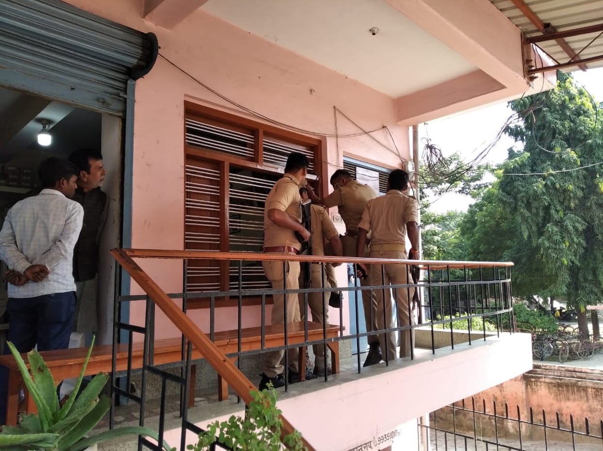 villagers locked doors from outside of bank robbers arrived to rob the private bank in bhadohi