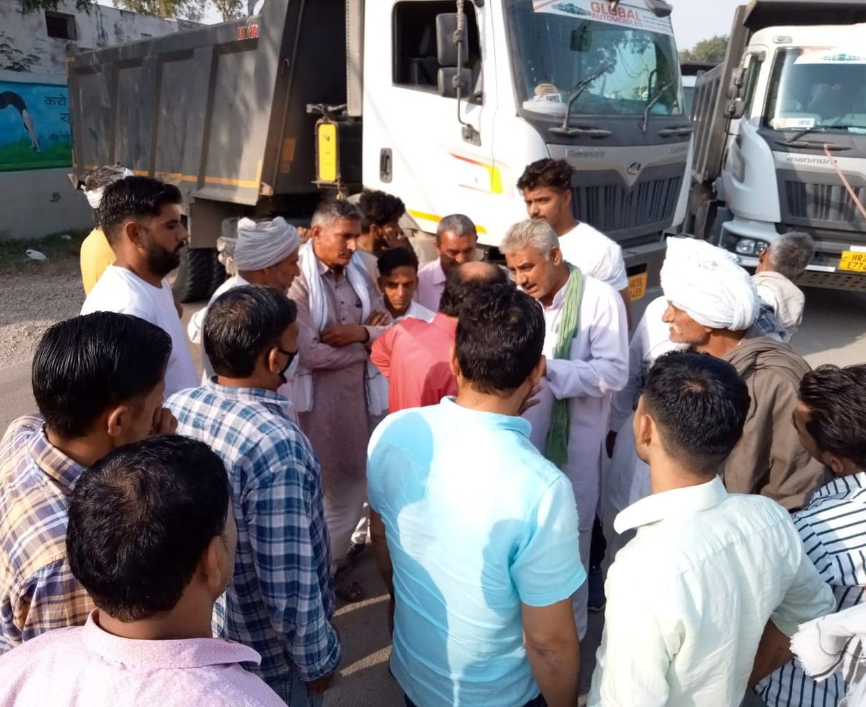 Farmers upset due to lack of purchase, weighing and loading, jammed the Poondri-Rajaund road