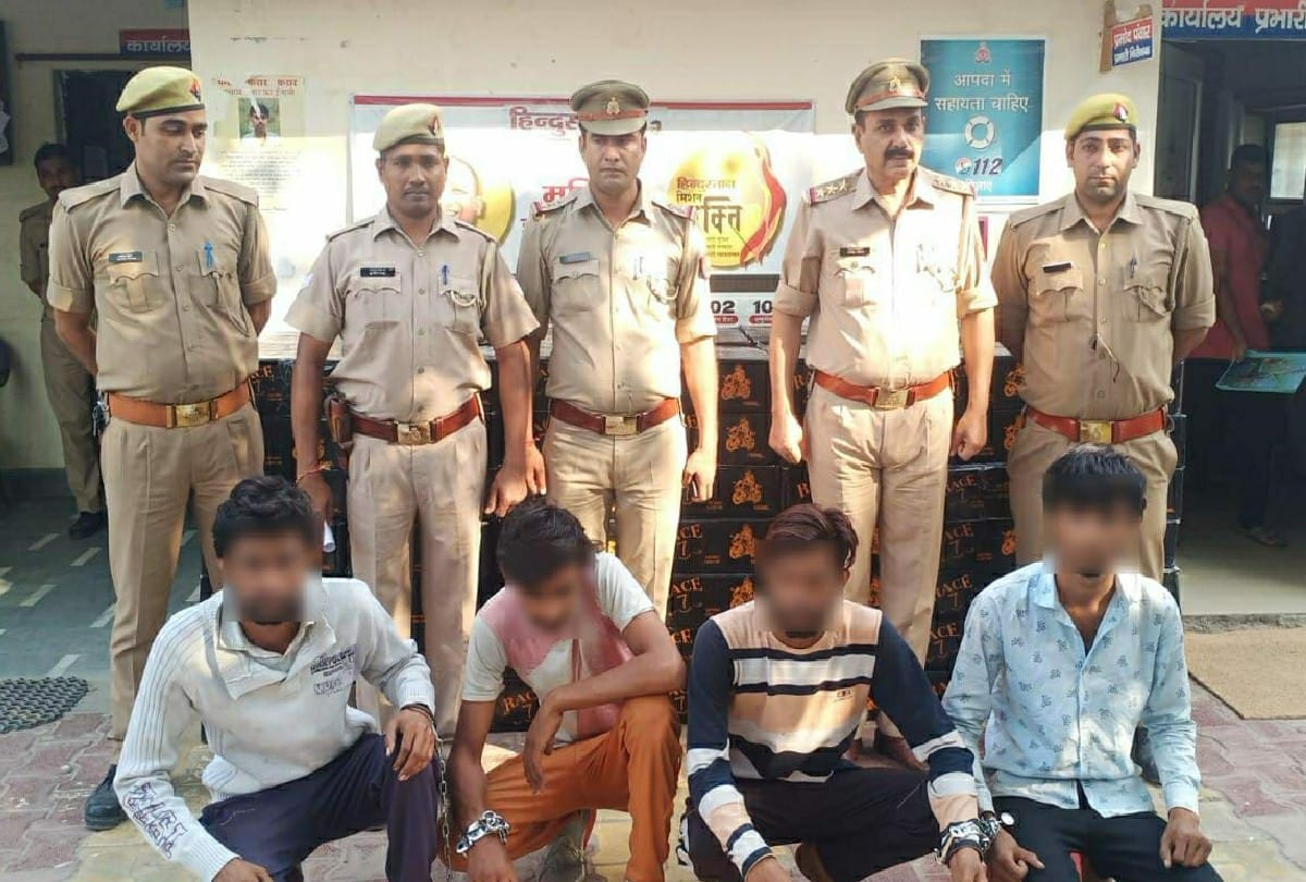 four smugglers arrested for smuggling of liquor by hiding in paddy straw in agra