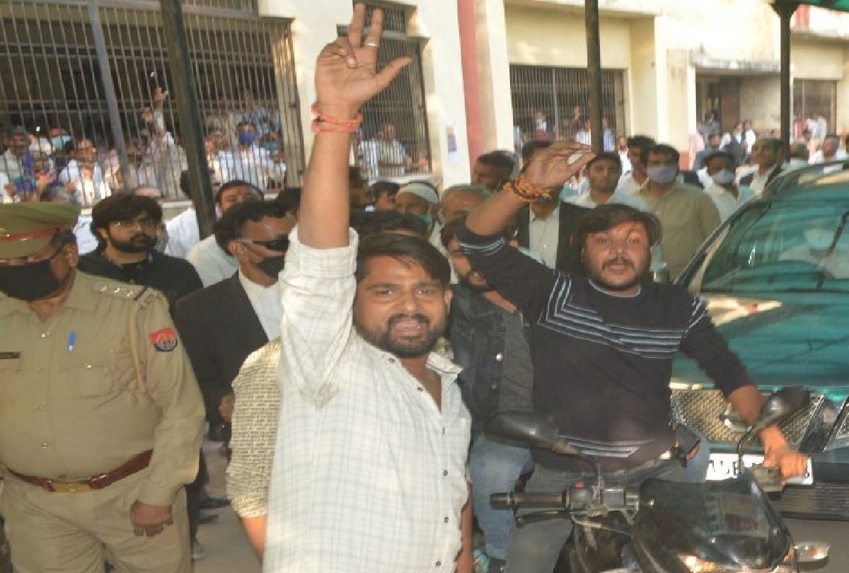 Uproar after the production of accused Kashmiri students in agra court