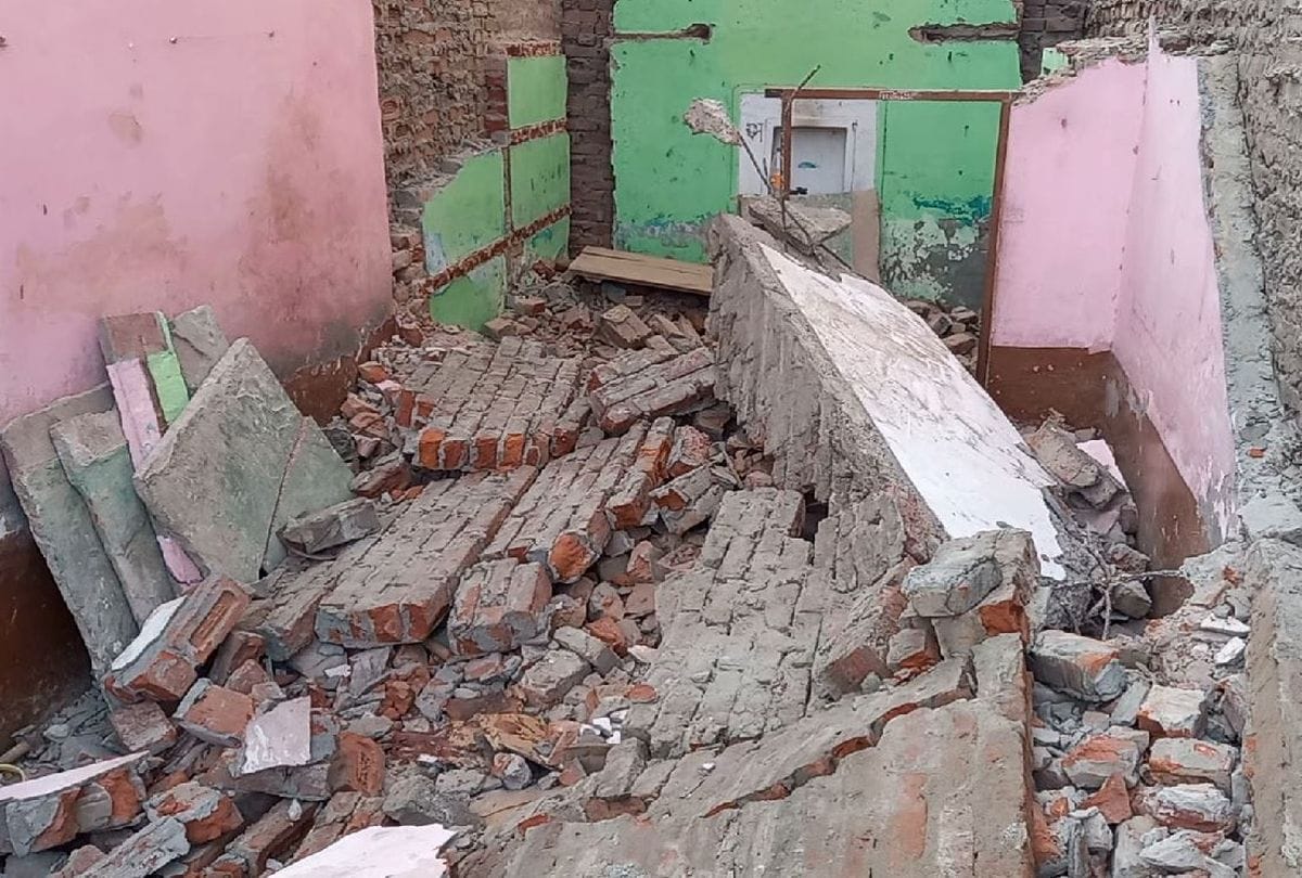 Prayagraj: Part of school collapsed in Bamhrauli, two laborers buried