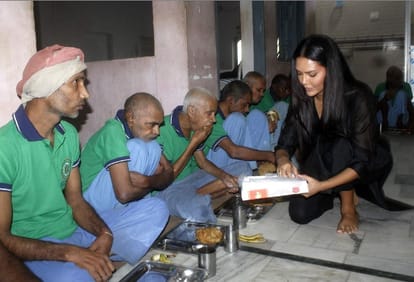 esha gupta visit varanasi Film actress served food to  helpless in Apna Ghar Ashram said Kashi is wonderful place