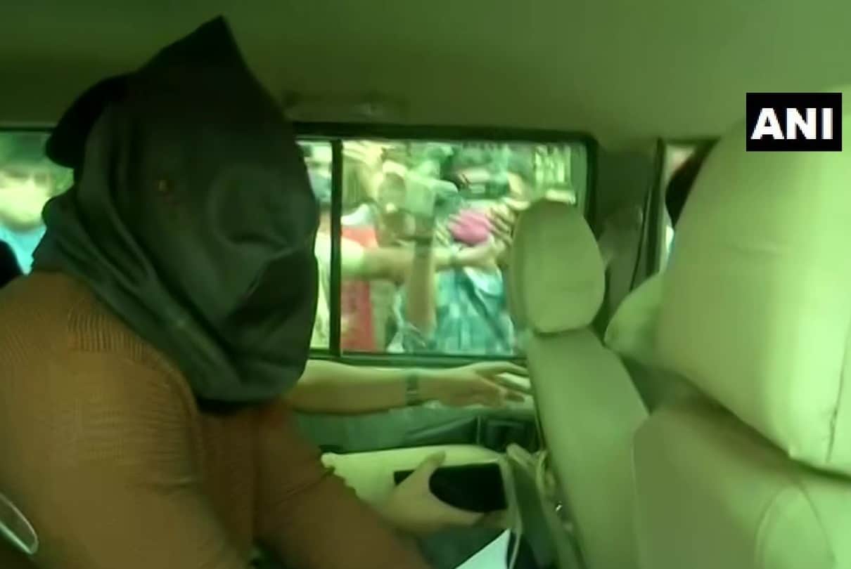 Aryan Khan got bail and Kiran Gosavi who took Aryan in NCB office sent to police remand