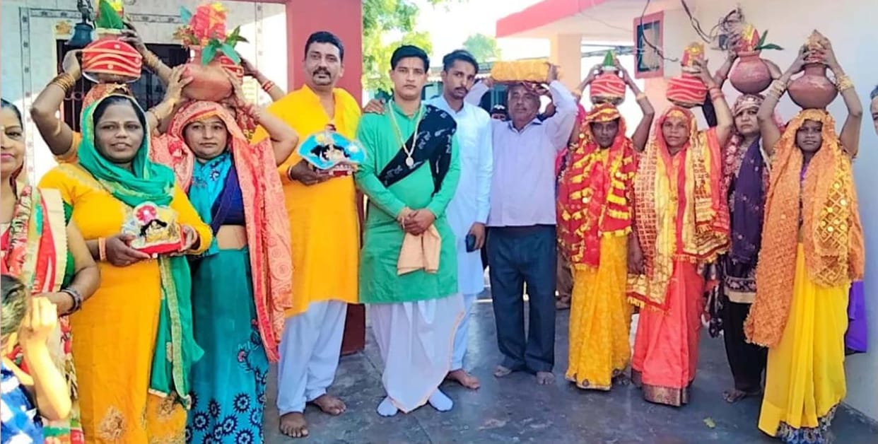 Mohe on meet Ghan Shyam, many days have passed... but the devotees of Shri Krishna swing