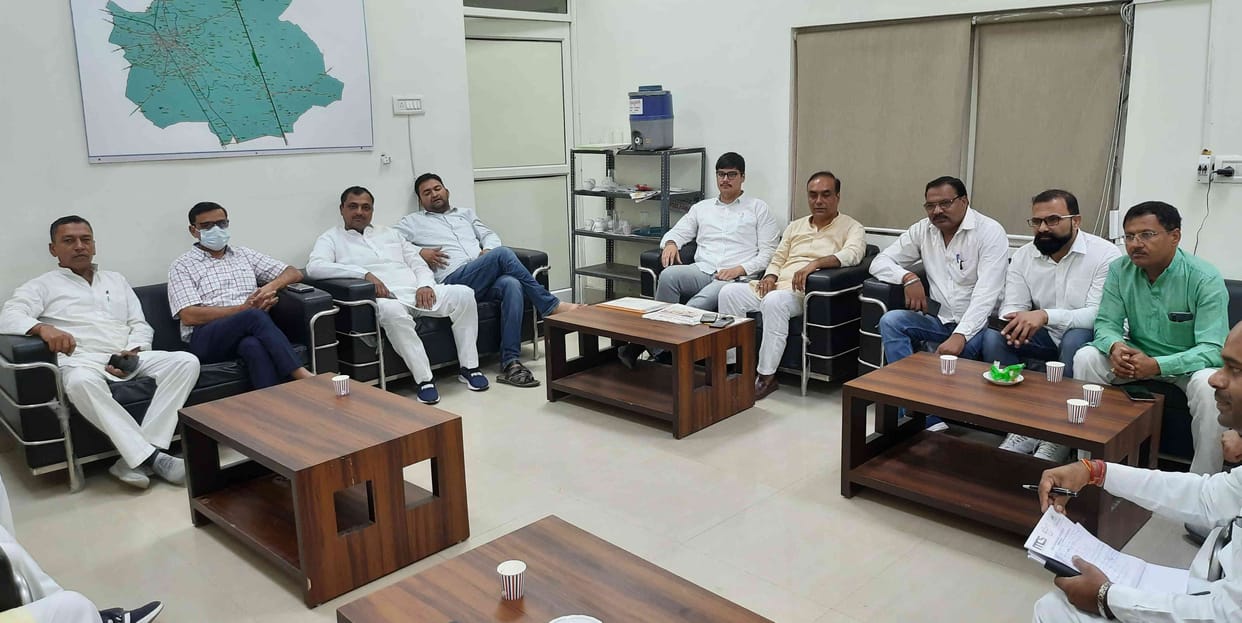 The councilors opened the front, said - if the officials do not work, they will complain to the CM