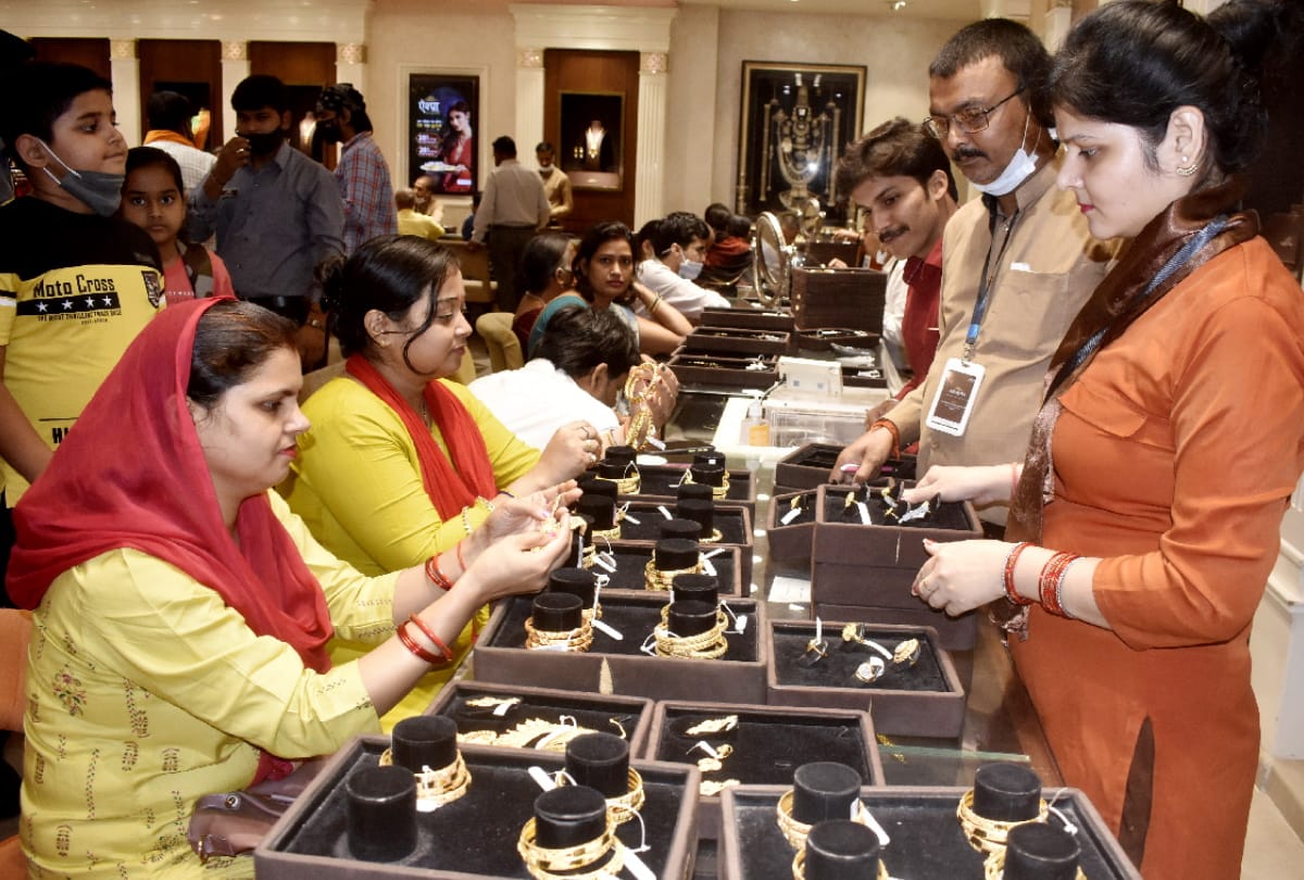 Diwali 2021 special market buzzing with purchase of customers before Diwali