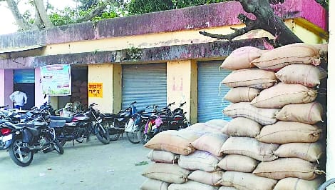 The warehouses of the purchasing centers were not empty even on the second day, the stock of paddy is lying in the open