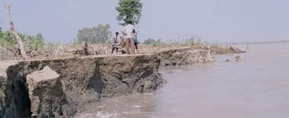 कटान करती कर्णाली नदी।