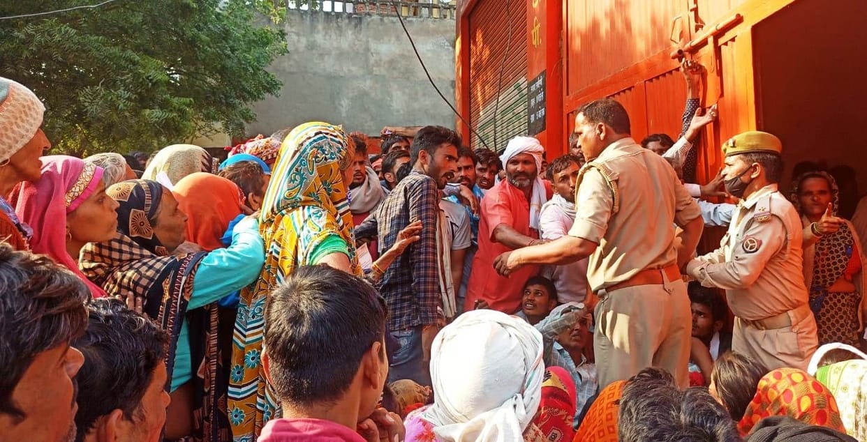 Hathras: Scuffle among farmers for fertilizer at Kribhco center, uproar