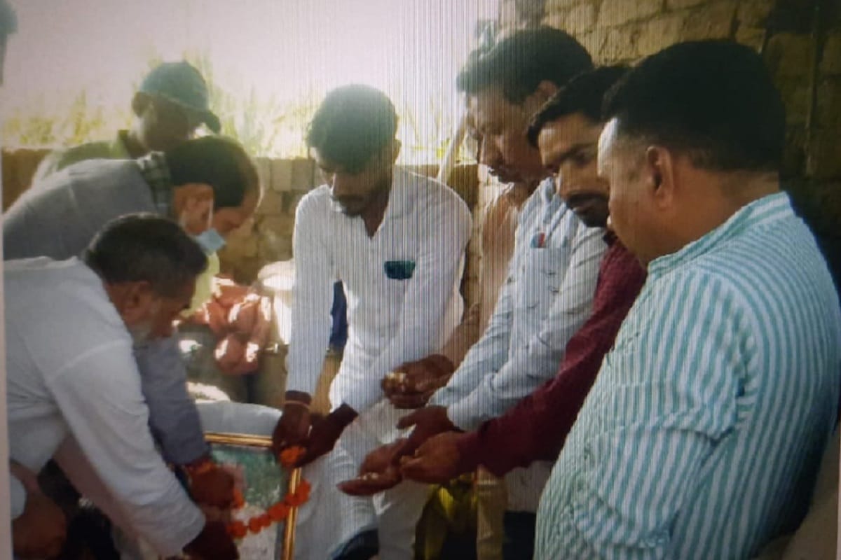 Shamli News: Police force was deployed in the village after the information about showing black flags to cabinet minister Suresh Rana