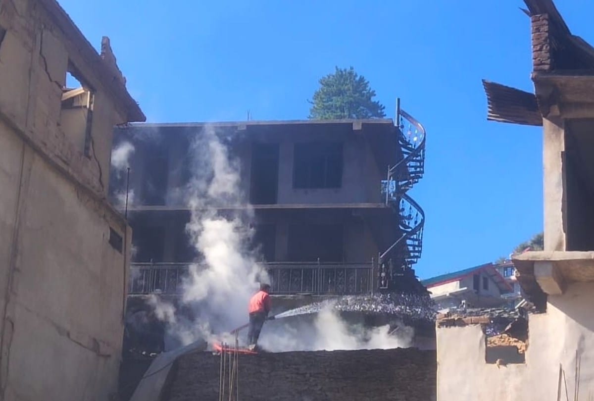 Malana Fire in Malana Kullu : efforts to douse blaze in malana village