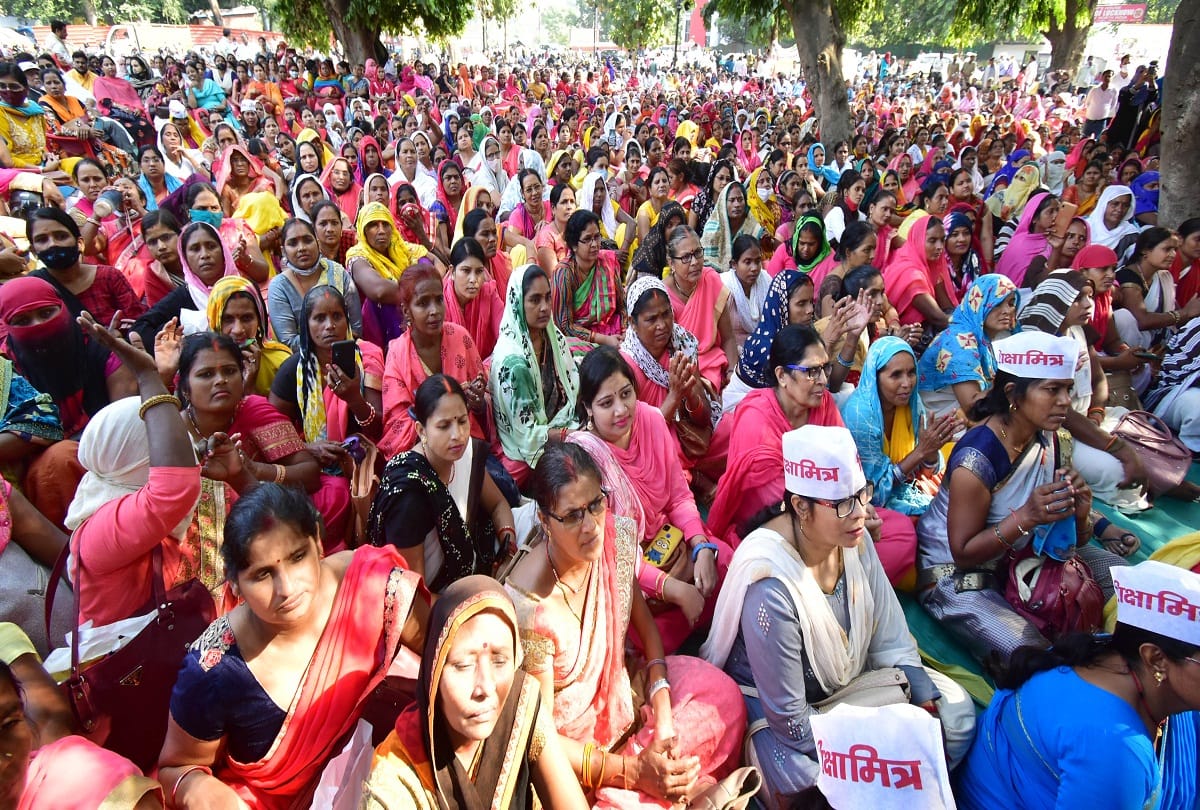 Teachers, employees shout for old pension