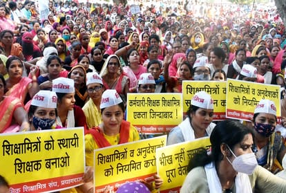Teachers, employees shout for old pension