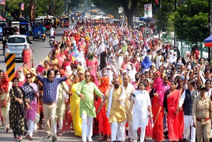 Teachers, employees shout for old pension