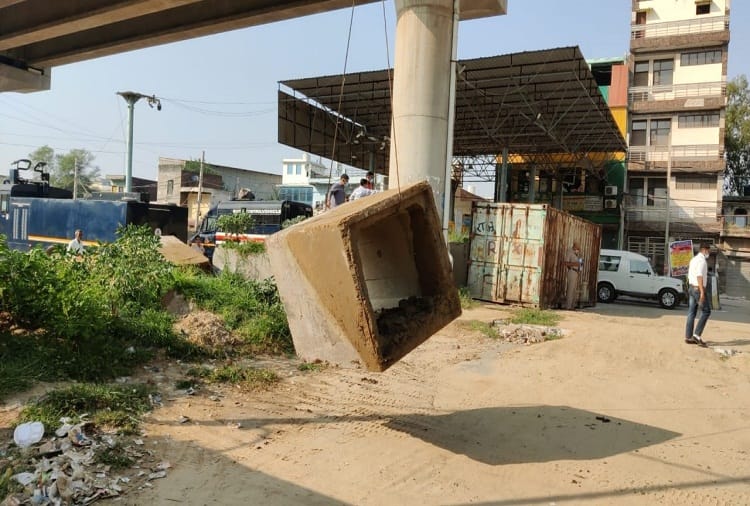 Police removed barricades to open the way at Tikri border