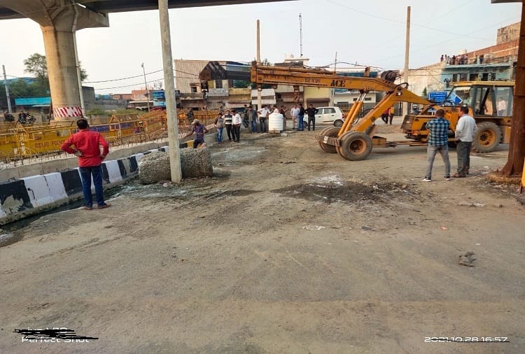 Police removed barricades to open the way at Tikri border