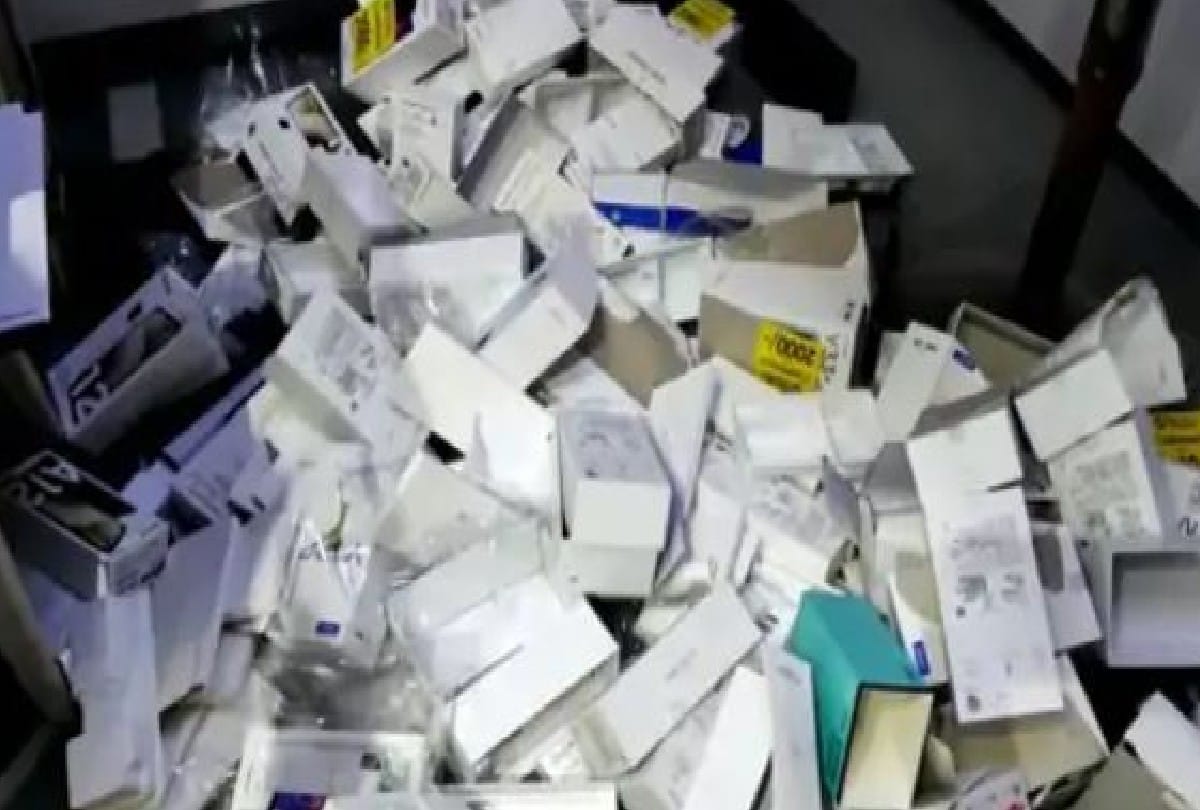 Thieves stole mobiles worth eight lakh rupees from the shop near police chowki in agra