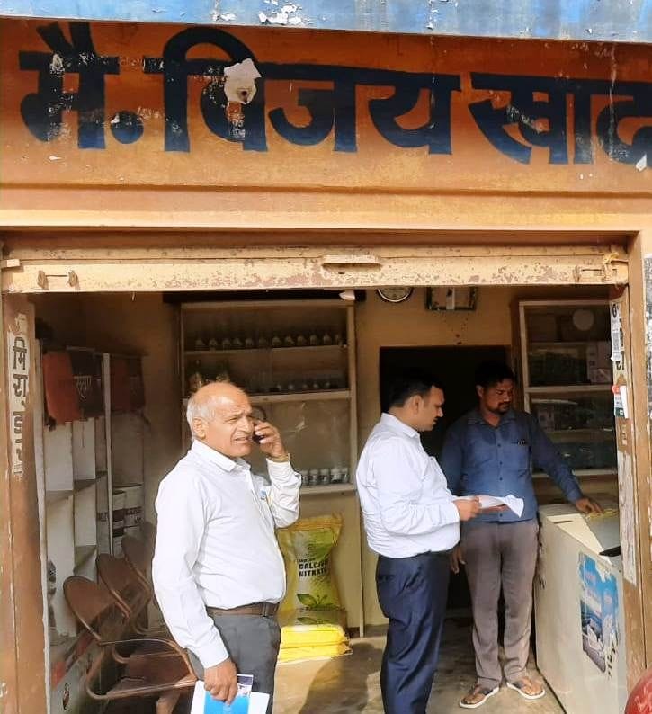 Hathras: Agriculture officials inspected fertilizer shops