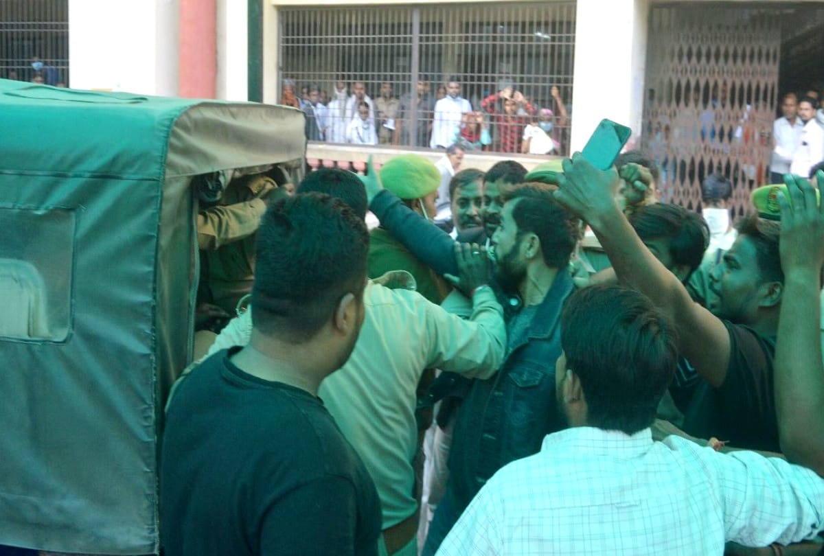 Uproar after the production of accused Kashmiri students in agra court