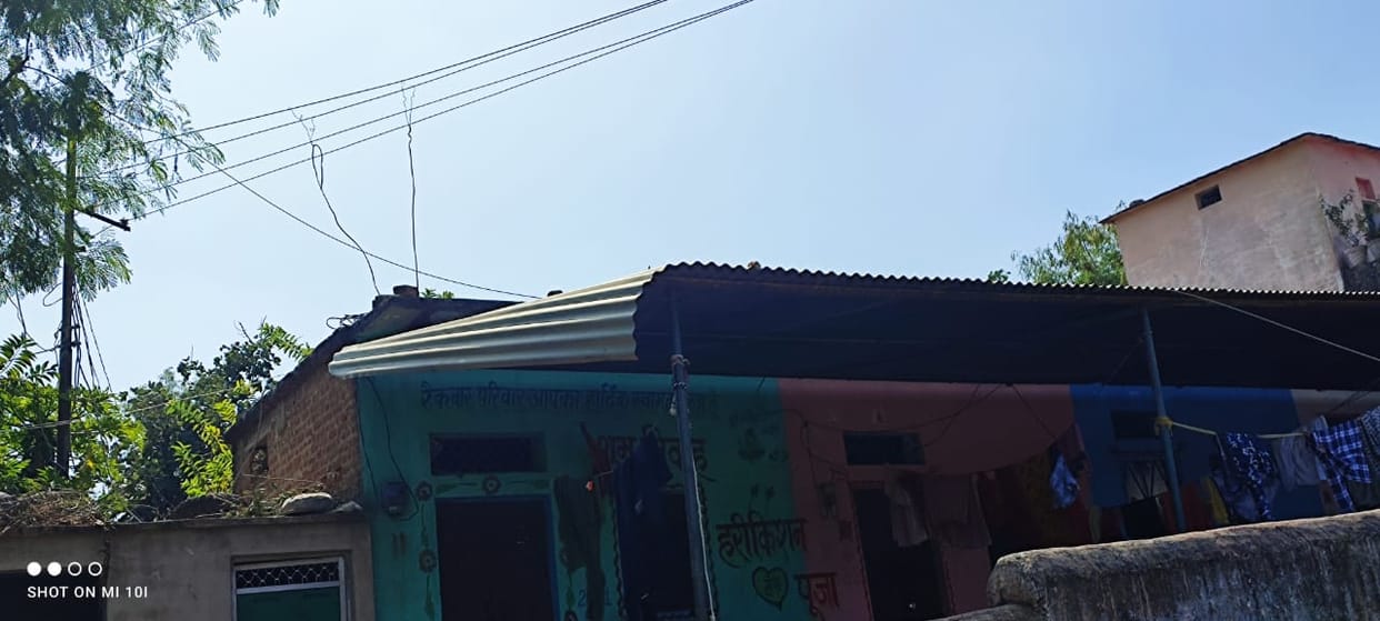 hightension line wire below, colony contruction