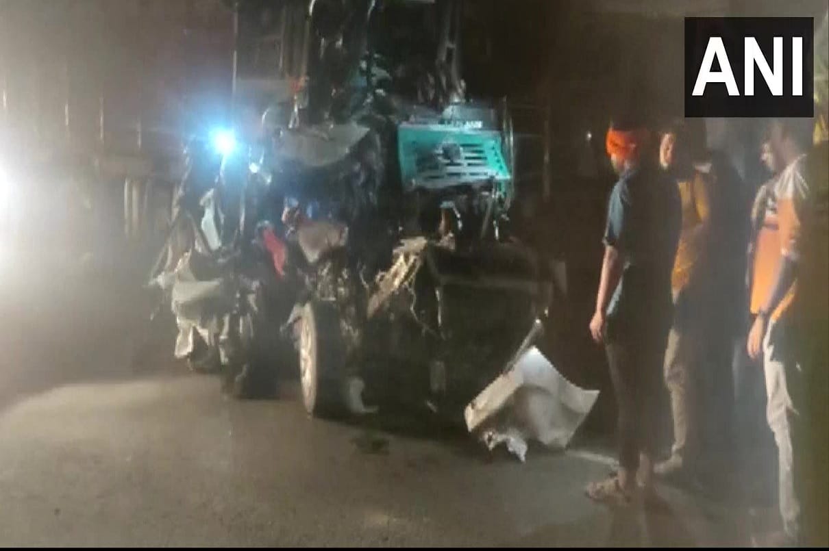 Three people died and some injured after 7-8 vehicles crashed into each other in Dhule Maharashtra