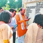 मंत्री के साथ मेरठ के अधिकारी
