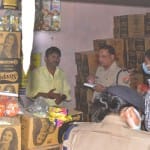 आगरा: लूट के बाद पीड़ित व्यापारी से बात करते एसएसपी