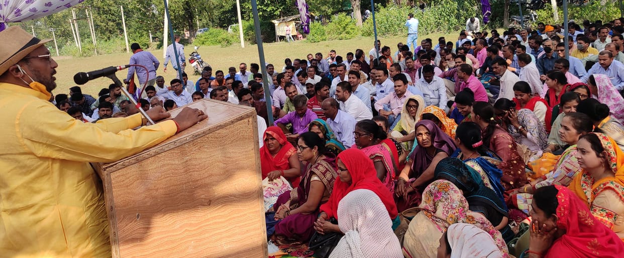 Hundreds of teachers protest by boycotting work in front of the Collectorate building