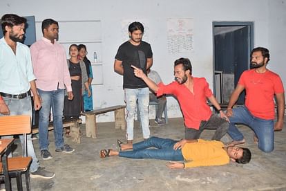 शाहजहांपुर में माहरथी नाटक का पूर्वाभ्यास में जुटे रंगकर्मी । संवाद