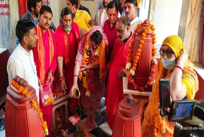 Lalitpur Congress leader Priyanka Gandhi meets the relatives of the deceased farmers said the government has completely failed