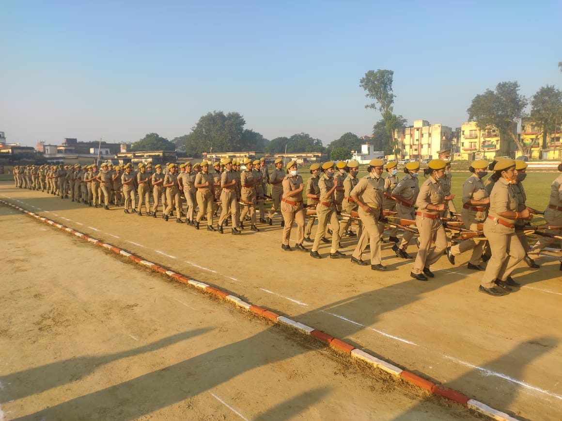 Azamgarh SP inspects parade, warns five constables for having long hair