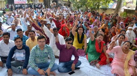 State employees and teachers shouted, asked for old pension