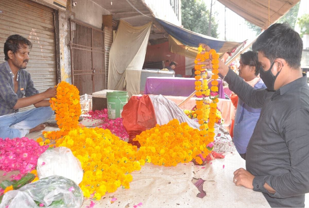 flower market shines on Diwali in agra
