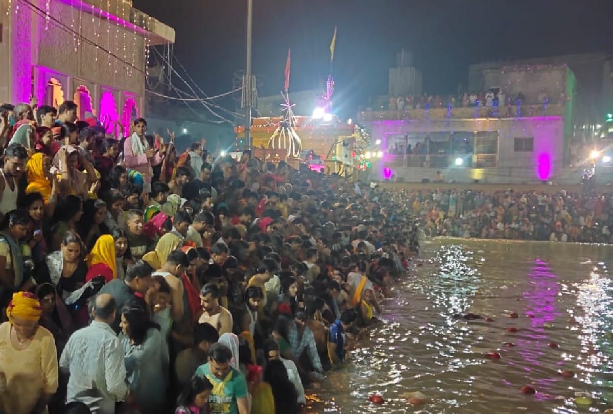 ahoi ashtami 2021 lakhs of devotees take holy bath in Radhakund in mathura