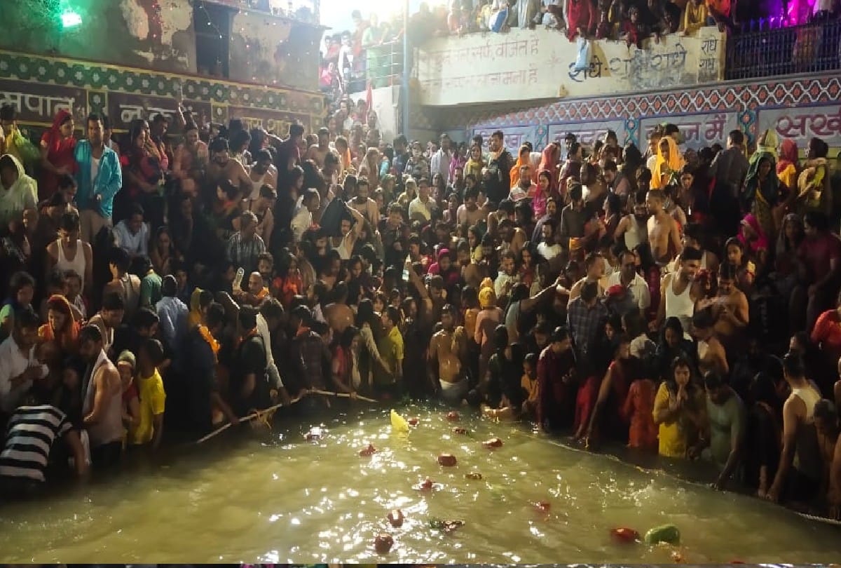 ahoi ashtami 2021 lakhs of devotees take holy bath in Radhakund in mathura