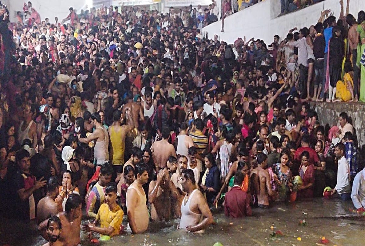 ahoi ashtami 2021 lakhs of devotees take holy bath in Radhakund in mathura