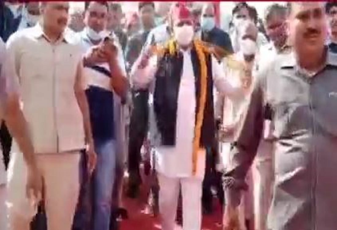 akhilesh yadav in azamgarh  workers wore flowers garland samajwadi party chief broke it and threw it viral video BJP leader taunt