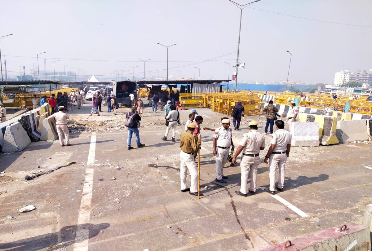 Delhi News farmers said that our point was proved right police had laid siege On removing the barricading from the picketing sites Latest News Update
