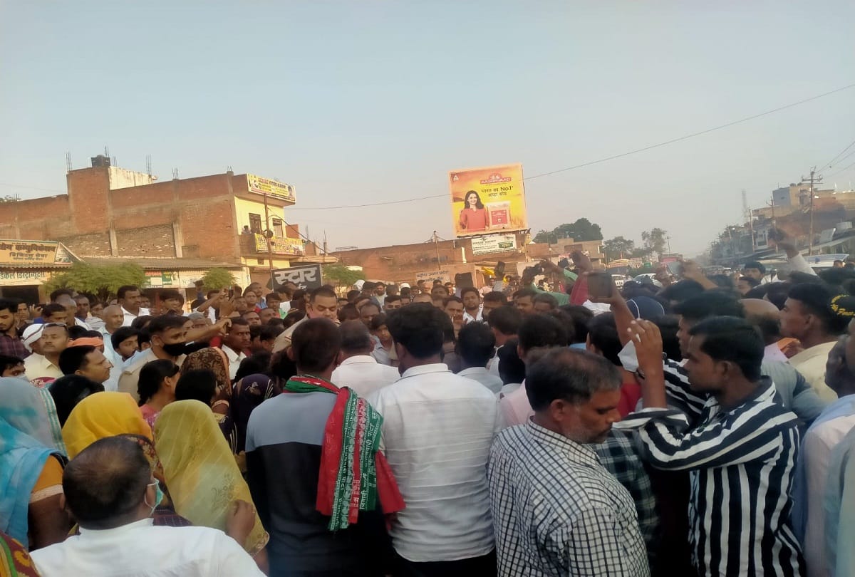 Villagers blocked road by keeping body of Kotedar